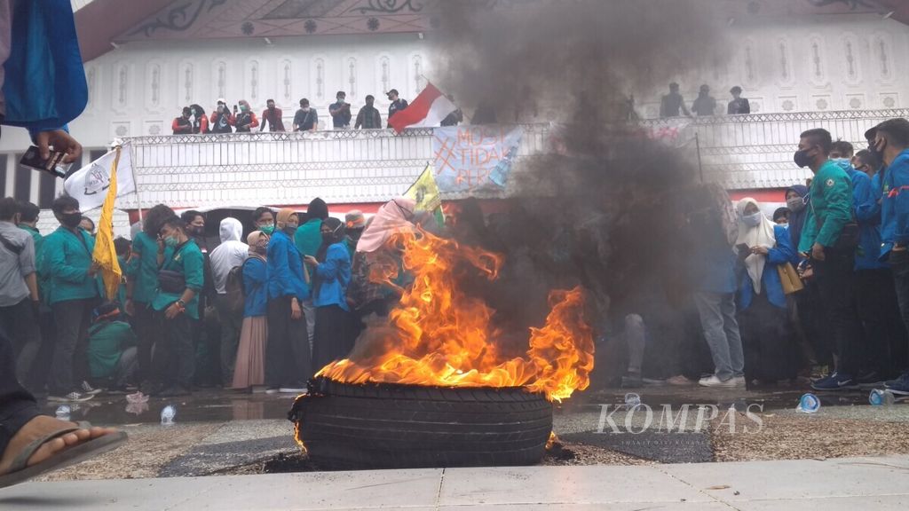 Mahasiswa Aceh melakukan unjuk rasa di halaman gedung Dewan Perwakilan Rakyat Aceh, Kamis (8/10/2020). Mereka menolak UU Cipta Kerja yang disahkan oleh DPR beberapa hari lalu.