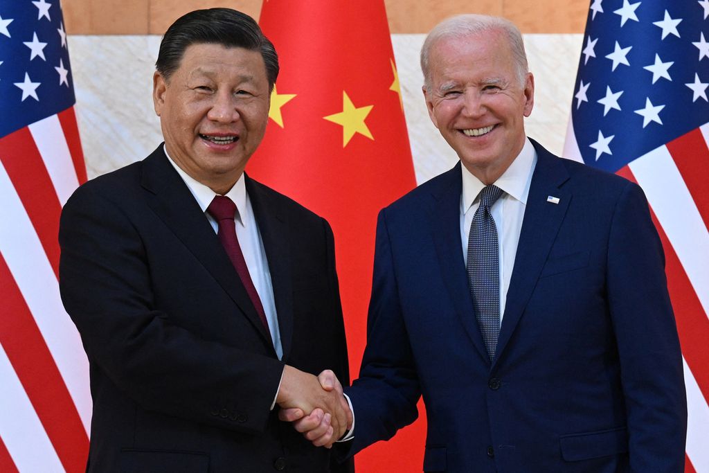 Presiden Amerika Serikat Joe Biden dan Presiden China Xi Jinping berjabat tangan saat bertemu di sela-sela KTT G20 di Nusa Dua, Bali, 14 November 2022. 