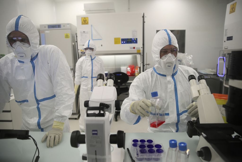 Dalam foto arsip pada 3 Februari 2021 terlihat teknisi laboratorium bekerja di markas besar Valvena di Saint-Herblain, sebelah barat Perancis. Badan Obat-obatan Eropa merekomendasikan penggunaan vaksin buatan Valvena untuk suntikan dosis keenam bagi warganya. 
