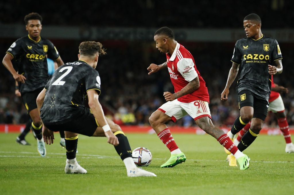 Pemain Arsenal Gabriel Jesus menggiring bola di bawah adangan para pemain Aston Villa pada laga Liga Inggris di Stadion Emirates, London, Rabu (31/8/2022). Arsenal memenangi laga dengan skor 2-1. 