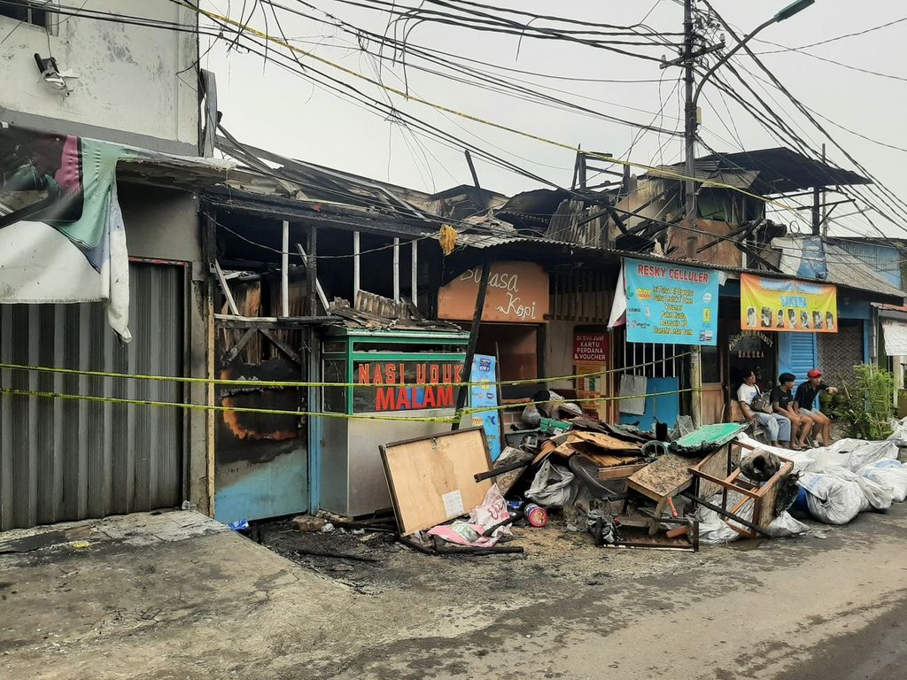 Rumah tempat tinggal dan beberapa toko diberi garis polisi di Jalan Budi Swadaya, RT 015 RW 004, Kelurahan Kebon Jeruk, Kecamatan Kebon Jeruk, Jakarta Barat, yang terbakar pada Rabu (19/10/2022) pagi.