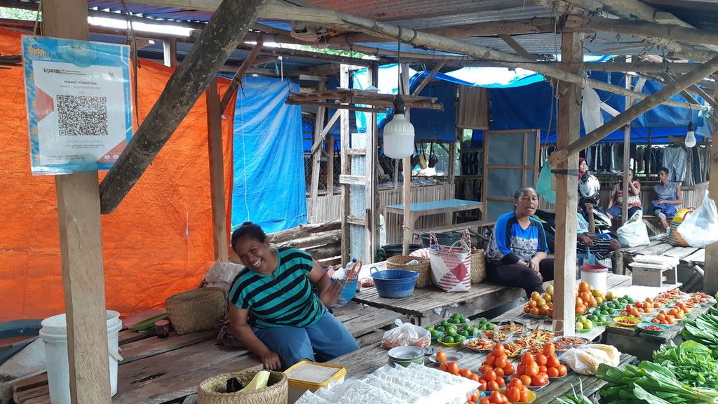 Di lapak sayur pasar tradisional Betun, Kabupaten Malaka, Nusa Tenggara Timur, tersedia metode pembayaran nontunai menggunakan Qiuck Response Indonesian Standar (QRIS), seperti pada awal Maret 2022. QRIS itu disiapkan oleh Bank NTT.