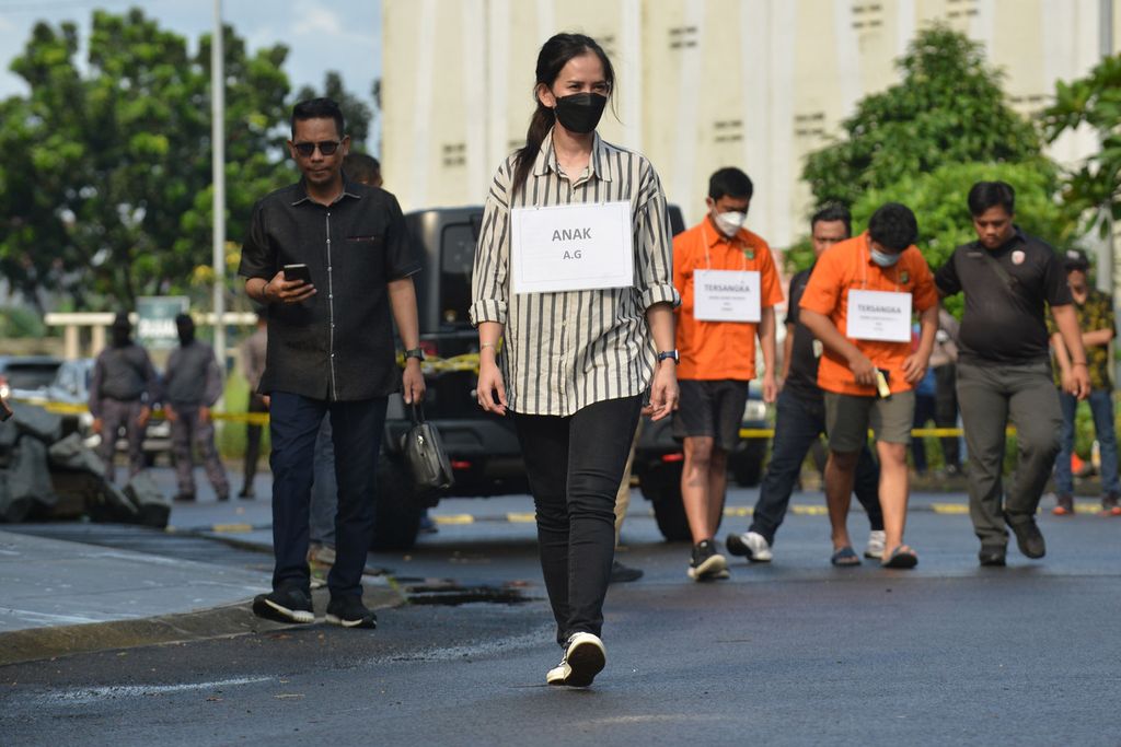 Adegan saat pelaku AG (digantikan peran pengganti) datang menemui korban Cristalino David Ozora dalam rangkaian rekonstruksi kasus penganiayaan kepada Cristalino David Ozora di kawasan Green Permata Boulevard, Jakarta Selatan, Jumat (10/03/2023). 