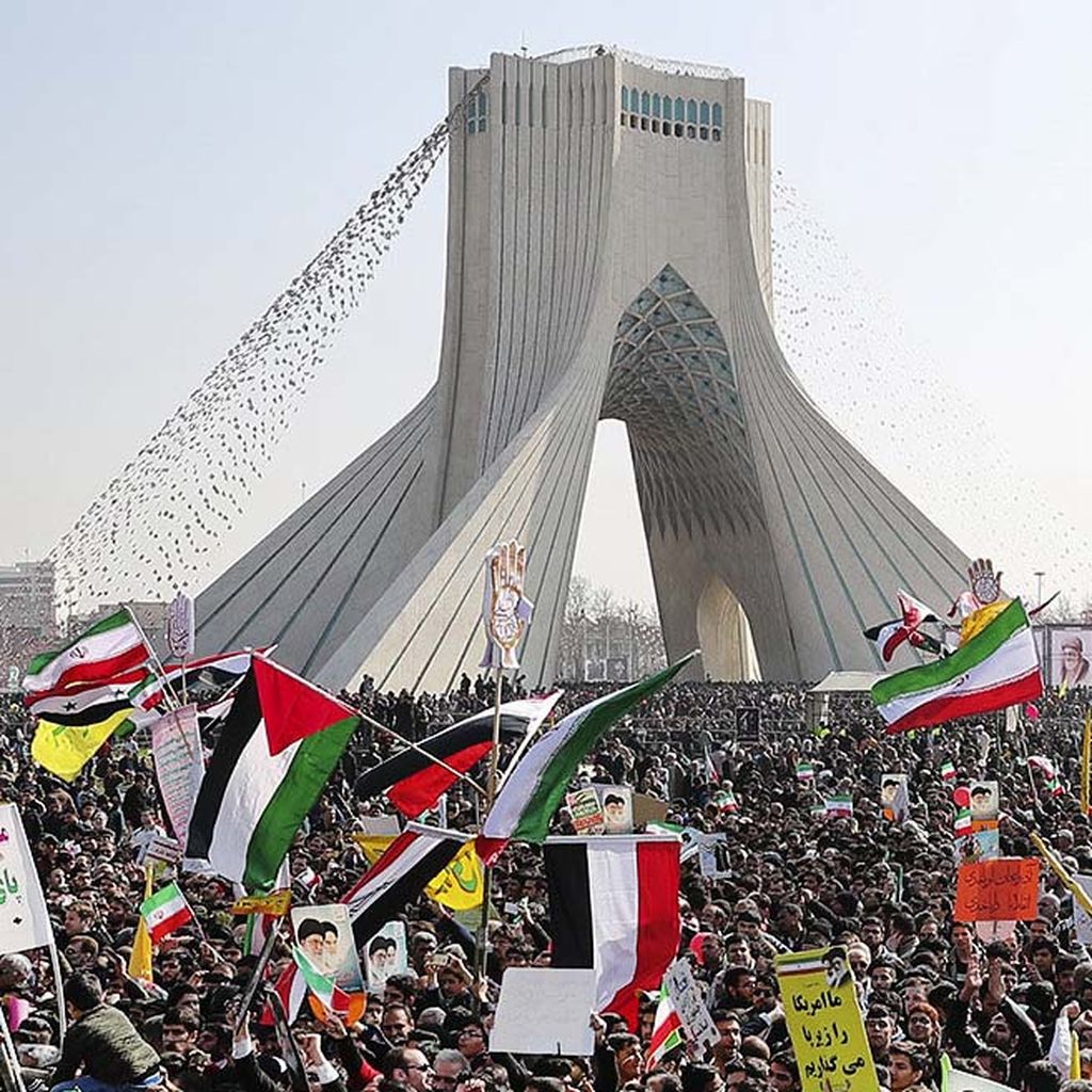 Rakyat Iran turun ke jalan untuk merayakan peringatan ulang tahun ke-39 Revolusi Islam Iran di Teheran, Iran, Minggu (11/2). 