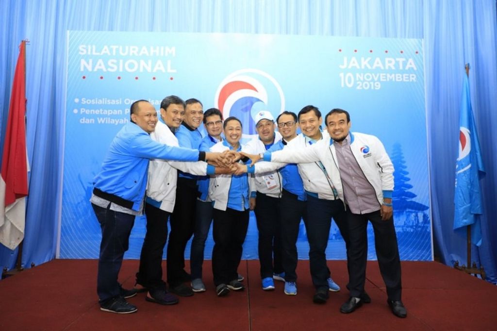 Ketua Umum Partai Gelora Indonesia Anis Matta, Sekretaris Jenderal Mahfudz Siddiq, dan petinggi partai lainnya berfoto bersama seusai acara Silaturahmi Nasional Partai Gelora, di Jakarta, 10 November 2019. 