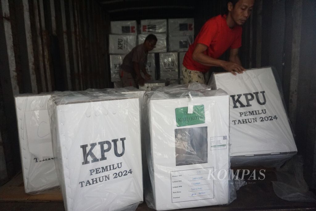 Petugas menggotong kotak suara untuk dimasukkan ke truk boks di gudang logistik KPU Banyumas, Jawa Tengah, Kamis (8/2/2024). Hari itu pengiriman menuju kecamatan dimulai.