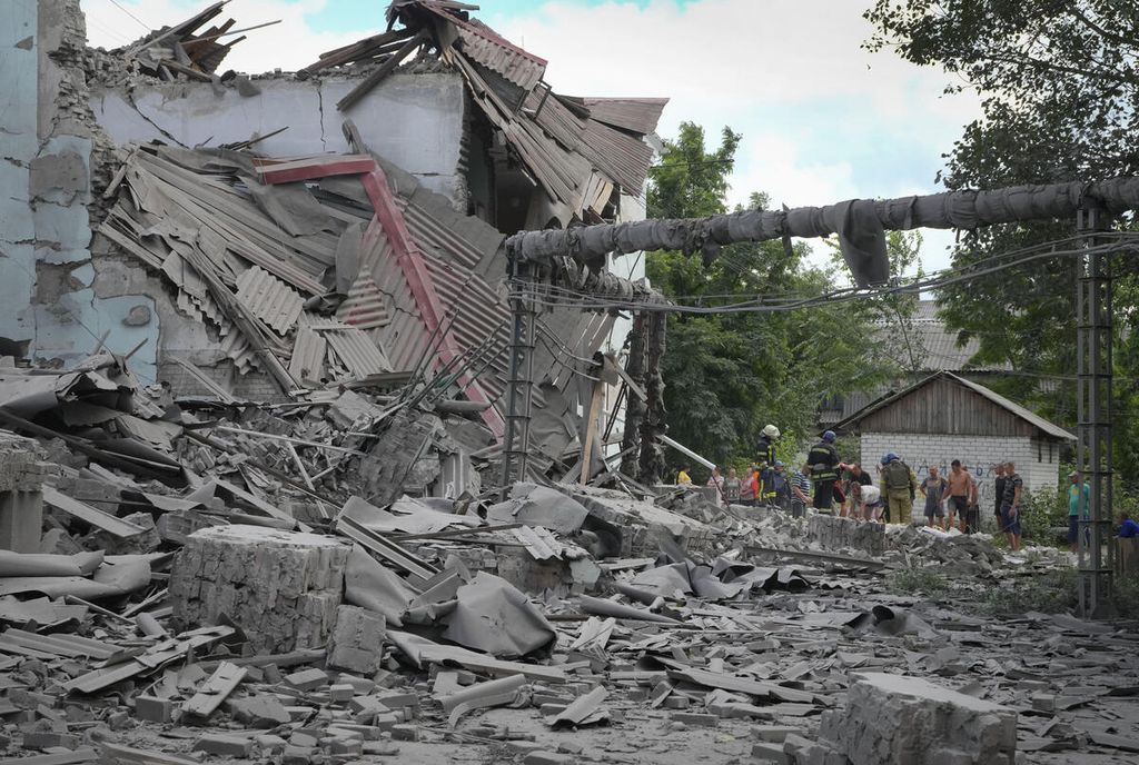 Petugas SAR dan penduduk setempat mencari jenazah warga di antara puing-puing bangunan setelah serangan udara Rusia di Lysychansk, wilayah Luhansk, Ukraina, Kamis (16/6/2022). 