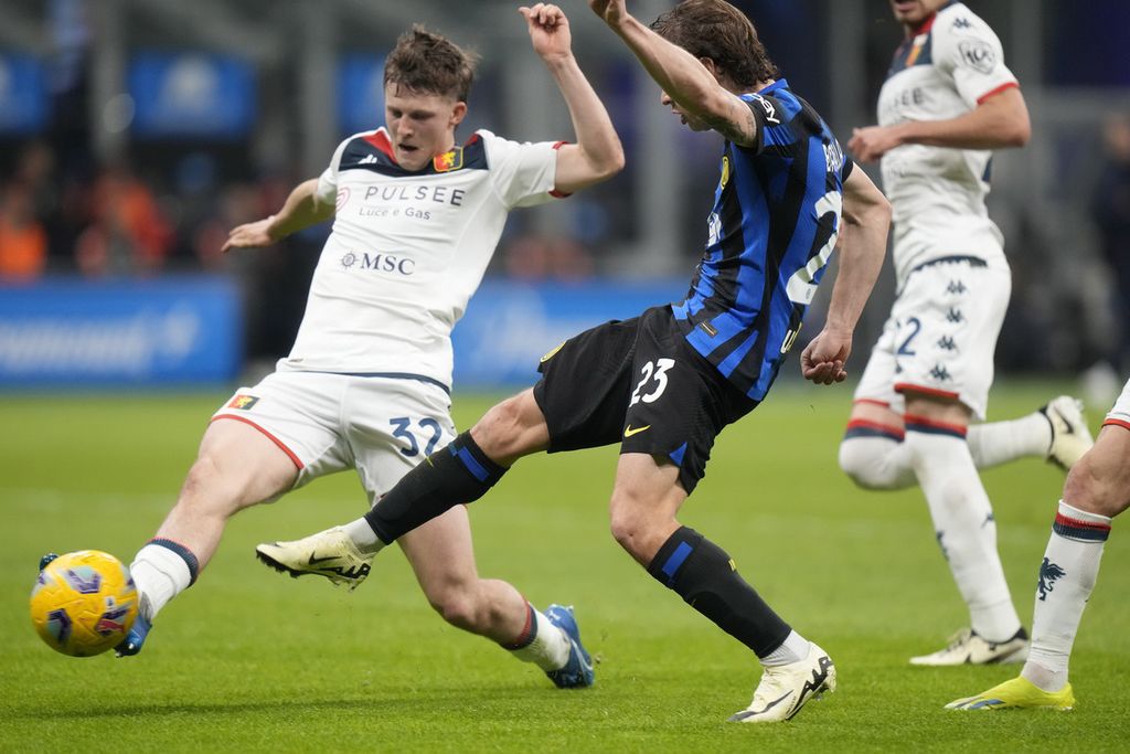 Gelandang Inter Milan, Nicolo Barella (kanan), berebut bola dengan pemain Genoa, Morten Frendrup, saat laga Serie A, Selasa (5/3/2024) dini hari WIB. 