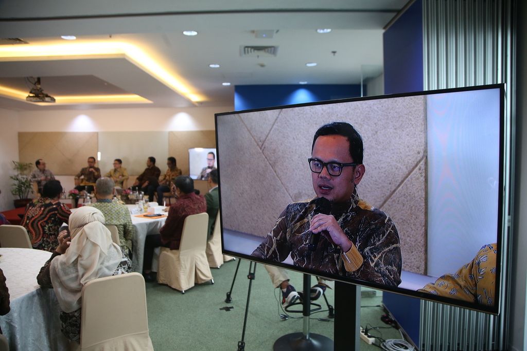 The Mayor of Bogor who is also the Chairman of the Management Board of the Indonesian City Government Association (Apeksi) Bima Arya was a speaker at the Kompas Collaboration Forum-City Leaders Community APEKSInergi #2 discussion at the Kompas Tower, Jakarta, Friday (10/6/2022).