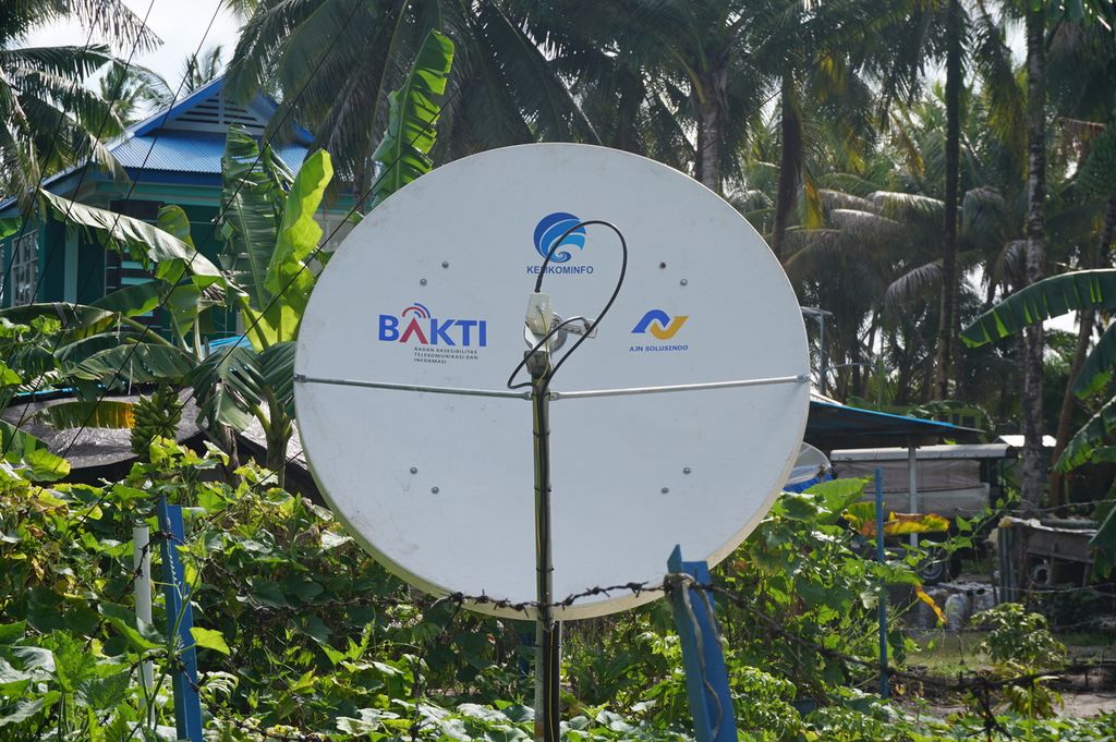 Antena BTS di Pulau Miangas, Kepulauan Talaud, Sulawesi Utara, berdiri di tengah-tengah pulau. Menara BTS itu adalah satu-satunya menara untuk melayani kebutuhan komunikasi warga Miangas. Foto diambil pada Sabtu (14/3/2020).