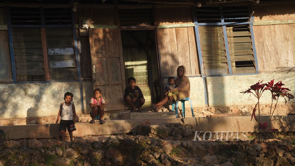 Potret perempuan dan anak anak-anak di teras rumahnya di Desa Binaus, Kecamatan Mollo Tengah, Timor Tengah Selatan, Nusa Tenggara Timur, Sabtu (5/8/2023). 