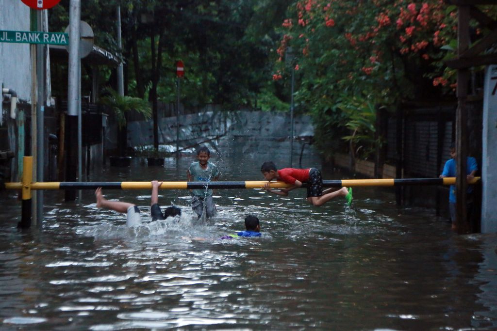 Setelah banjir mengguyur Jakarta Selatan, Sabtu (15/10/2022) genangan air terlihat di beberapa wilayah, seperti di jalan Kemang Raya dan Bank Raya.