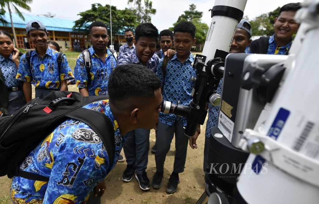 Para siswa SMAN 1 Biak, Papua, tampak antusias saat mencoba teleskop melihat matahari dalam acara temu astronom bersama Tim Planetarium Jakarta di sekolah mereka, Selasa (18/4/2023). 