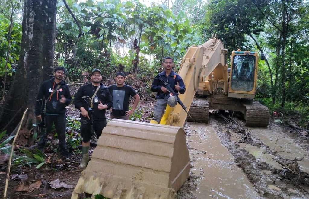 Polisi saat menyita sebuah alat berat di lokasi pertambangan emas ilegal di Kecamatan Beutong, Nagan Raya, Aceh, Selasa (7/2/2023). Dalam operasi itu, sebanyak tujuh pekerja ditahan. 