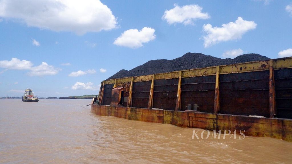 Tongkang bermuatan batubara melintasi Sungai Barito di Kota Banjarmasin, Kalimantan Selatan, Kamis (1/9/2022). Batubara masih menjadi komoditas utama penopang perekonomian Kalsel. 