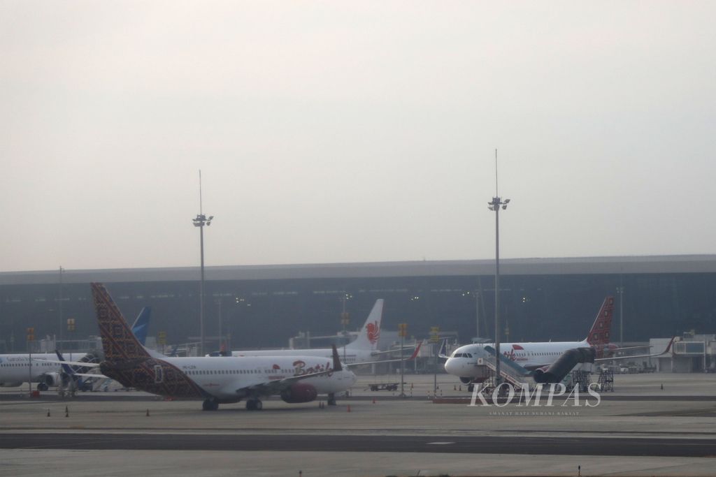 Pesawat terbang yang terparkir di Bandara Soekarno-Hatta, Tangerang, Banten, Jumat (10/7/2020).