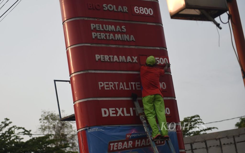 Petugas mengubah informasi harga pascakenaikan harga BBM di salah satu SPBU di Kabupaten Pasuruan, Jawa Timur, Sabtu (3/9/2022). 