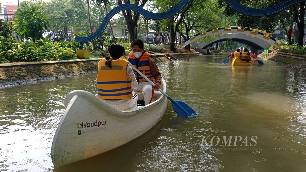 Warga menjajal wisata kano di Kali Sipon, Kota Tangerang, Banten, Sabtu (20/8/2022). Wisata air ini buka setiap Sabtu dan Minggu mulai pukul 08.00 hingga pukul 11.00.