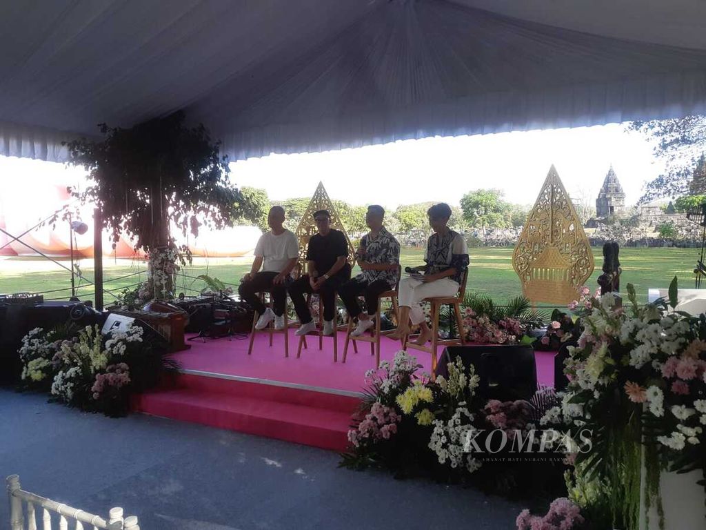 Konferensi pers KAWS: Holiday diselenggarakan di Yogyakarta, Jumat (18/8/2023).