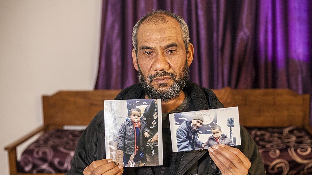  Faouzi Trabelsi memperlihatkan foto dirinya bersama sang cucu,  Tamim Jaboudi, yang terjebak di penjara di Libya. Tamim terjebak di penjara bagi kaum teroris tersebut setelah kedua orangtuanya yang warga Tunisia pergi meninggalkan rumah untuk menjadi milisi NIIS dan tewas akibat serangan pasukan AS pada Februari 2016 (atas). Tamim Jaboudi, si bocah malang korban perang (kiri). 