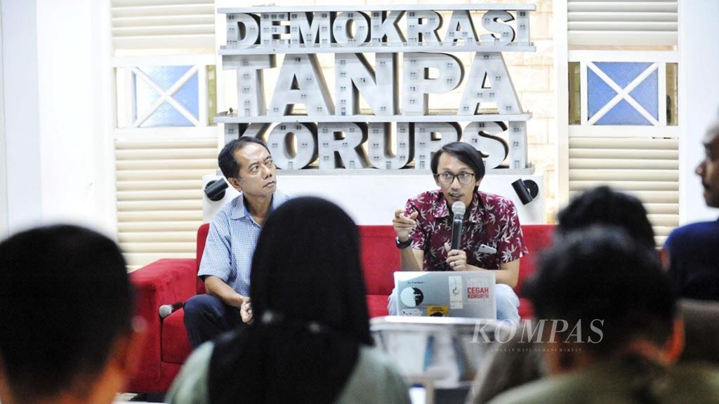 Peneliti Indonesia Corruption Watch (ICW) Lais Abid (kiri) dan Wana Alamsyah (kanan). 