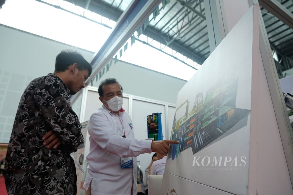 Salah satu peserta InaRI Expo 2022 menjelaskan fungsi pembangkit listrik tenaga nuklir yang akan dibangun di atas laut kepada pengunjung di Gedung ICC, Cibinong Science Center, Bogor, Jawa Barat, Kamis (27/10/2022). 