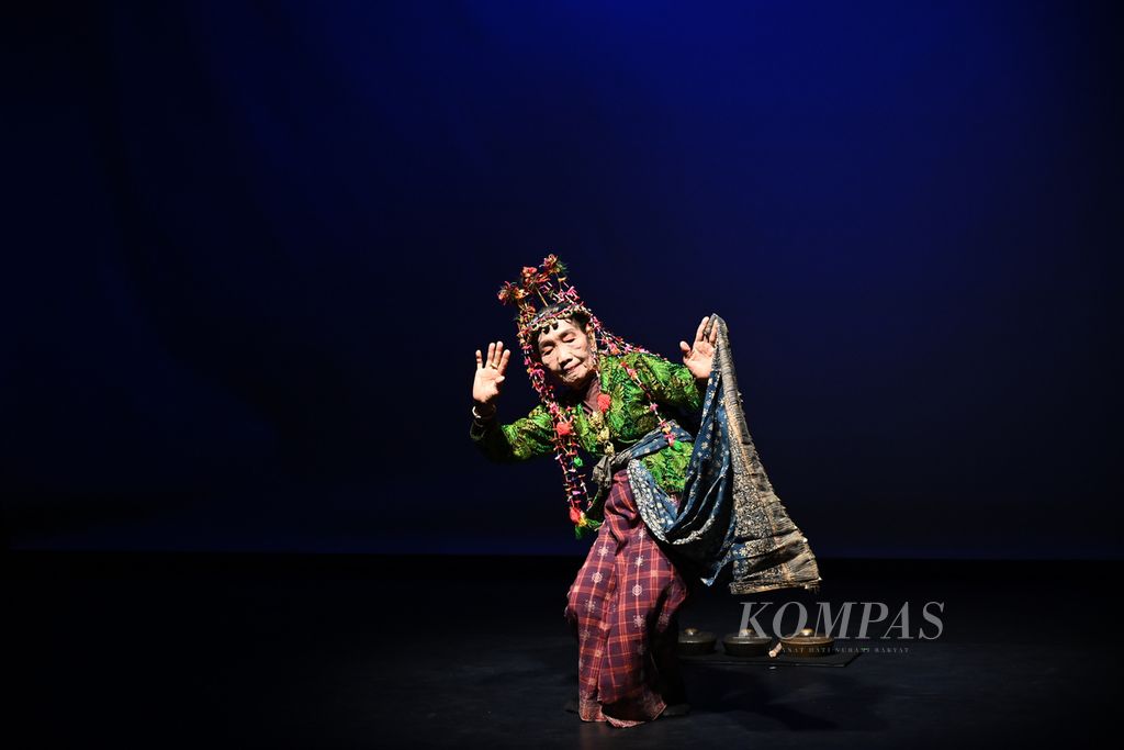 Siti Rahela (81) membawakan tari Klik Lang dari Pulau Temiang, Tebo, Jambi, dalam pementasan Panggung Maestro di Teater Wahyu Sihombing, Taman Ismail Marzuki, Jakarta, Sabtu (9/3/2024). 
