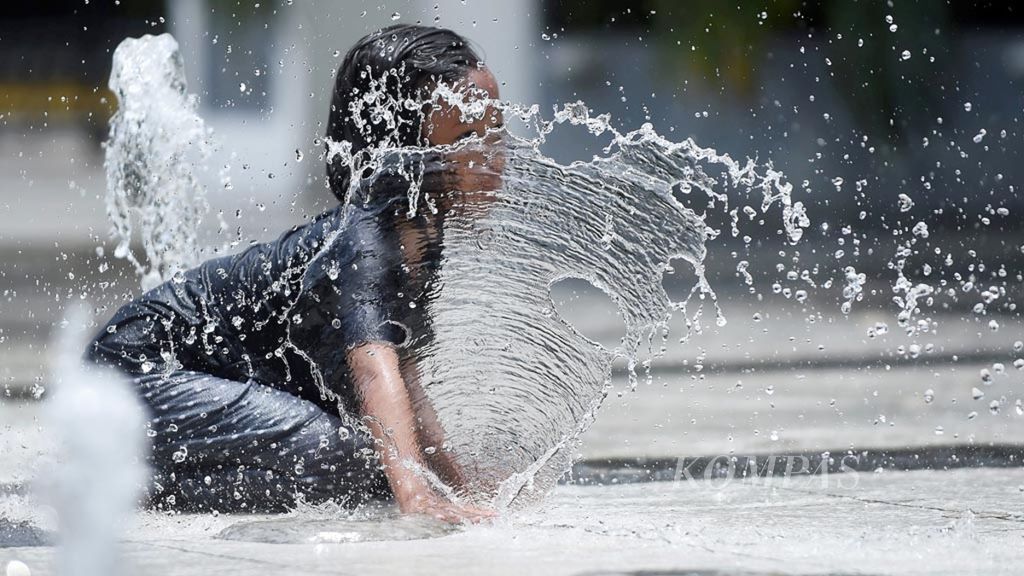 Anak-anak bermain di air mancur depan Balai Kota Surabaya, Maret 2019.