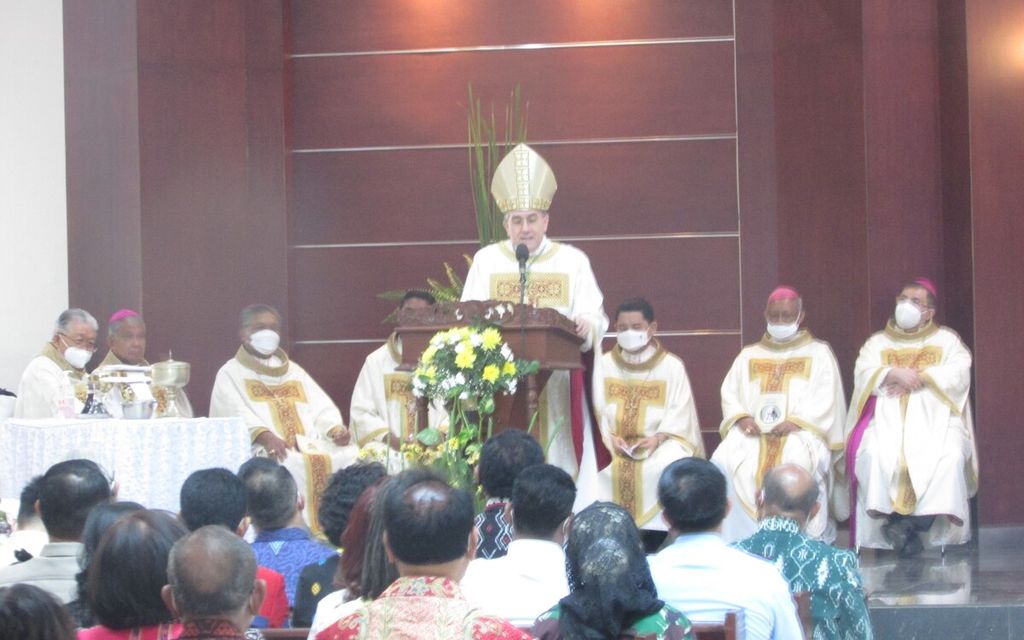 Dubes Vatikan untuk Indonesia Mgr Piero Pioppo sedang menyampaikan sambutan sekaligus membacakan surat dari Paus Fransiskus yang ditujukan kepada Mgr Petrus Turang yang merayakan 25 tahun tahbisan episkopal.