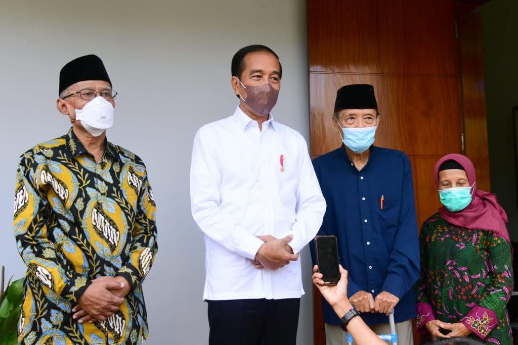 Presiden Joko Widodo menyampaikan pernyataan saat berkunjung ke rumah mantan Ketua Umum Pimpinan Pusat Muhammadiyah Ahmad Syafii Maarif (kedua dari kanan) di Kabupaten Sleman, Daerah Istimewa Yogyakarta, Sabtu (26/3/2022). 