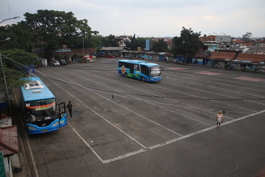 Lokasi antrean bus antarkota di Terminal Cicaheum, Kota Bandung, terpantau sepi pada 10 Mei 2020. 