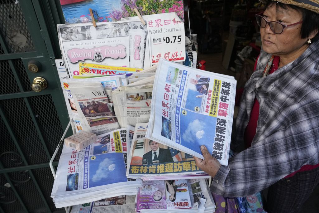 Koran berbahasa China menampilkan berita mengenai balon mata-mata China, di Chinatown, Los Angeles, AS, 5 Februari 2023. 