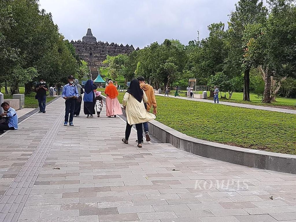 Pengunjung melintasi <i>concourse</i>, jalan masuk menuju bangunan Candi Borobudur, yang baru saja direnovasi dan dibuka bagi wisatawan, Jumat (14/1/2022).