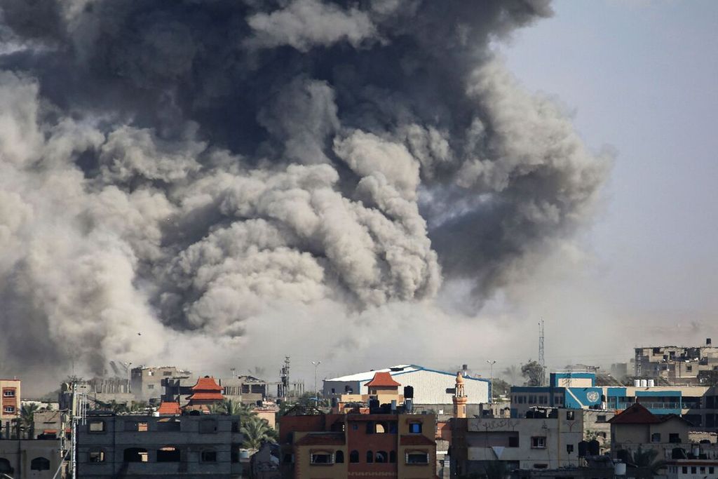 Asap mengepul setelah serangan bom Israel di Rafah, Jalur Gaza selatan, pada 6 Mei 2024. 