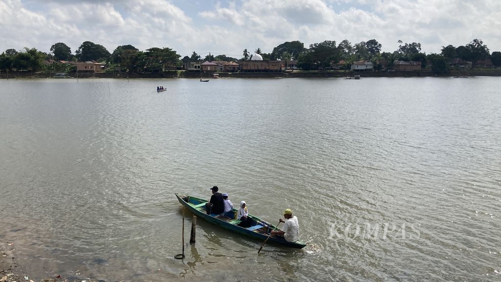 Suasana Danau Sipin, Kota Jambi, Jumat (4/8/2023). Danau alam ini masih digunakan masyarakat, antara lain, untuk mencari sumber pangan dan kegiatan wisata. 