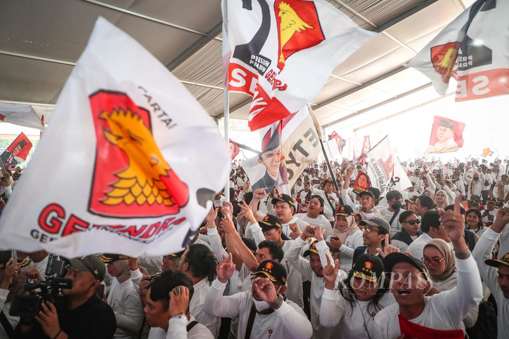 Para kader muda Partai Gerindra berjoget bersama saat konsolidasi akbar kader di Lapangan Sepak Bola Blok S, Jakarta Selatan, Sabtu (12/8/2023). 