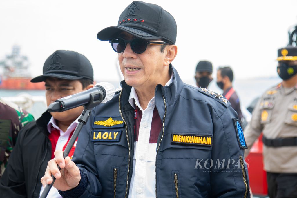 Menteri Hukum dan Hak Asasi Manusia Yasonna Laoly meninjau simulasi penyergapan perahu penyelundup pekerja migran di perairan Batam, Kepulauan Riau, Rabu (19/1/2022).