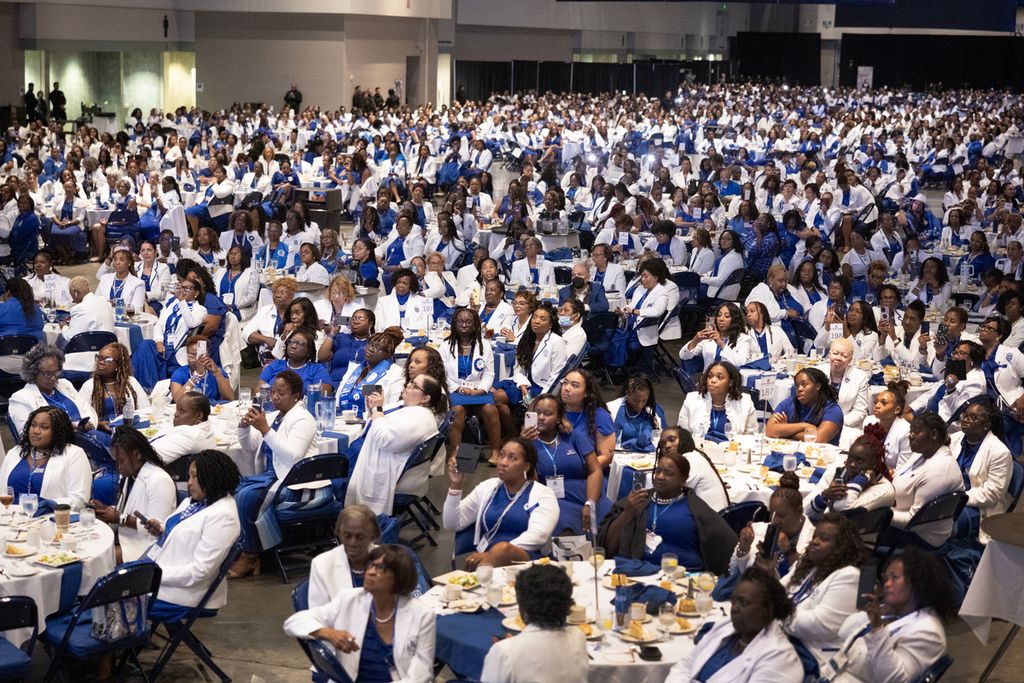 Para tamu mendengarkan Wakil Presiden Kamala Harris berbicara kepada Zeta Phi Beta Sorority Grand Boule di Indiana Convention Center, Rabu (24/7/2024), di Indianapolis, Indiana, Amerika Serikat. 