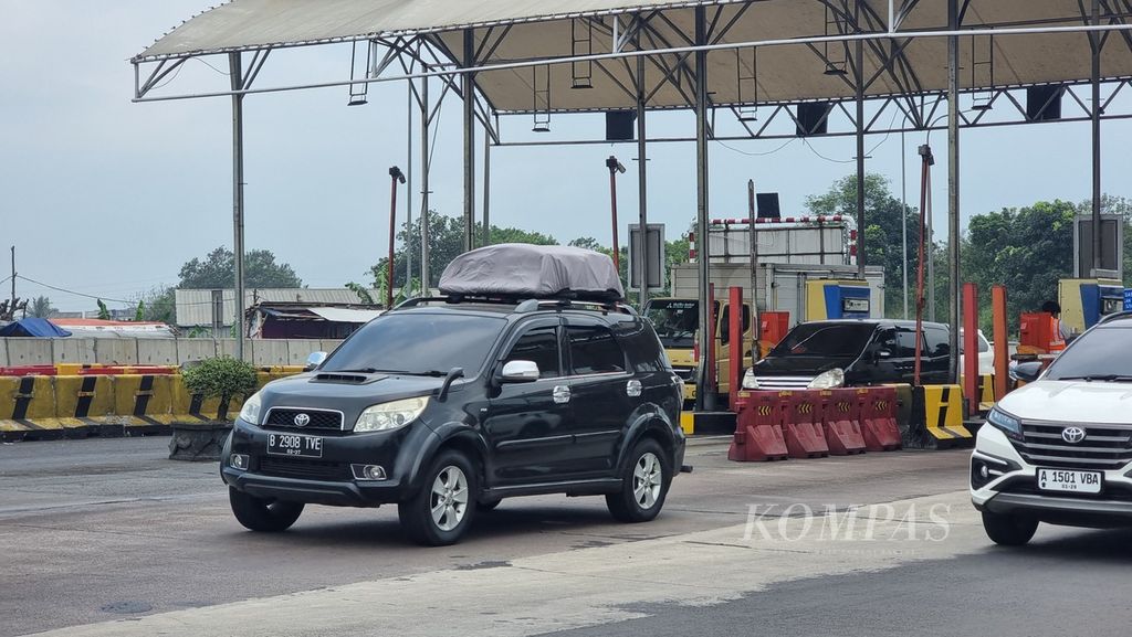 Salah satu kendaraan yang membawa barang keluar dari Gerbang Tol Cileunyi, Kabupaten Bandung, Jawa Barat, Rabu (19/4/2023). Gerbang ini menjadi akses keluar bagi pengguna tol menuju arah Sumedang, Garut, Tasikmalaya, dan daerah lain.