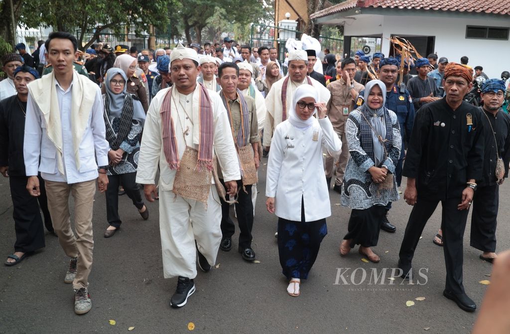 Bupati Lebak Octavia Jayabaya (tengah) bersama Ketua Komisi Pemilihan Umum Banten Mohamad Ihsan (dua dari kiri) saat kirab pemilu di Lebak, Banten, Senin (18/9/2023).