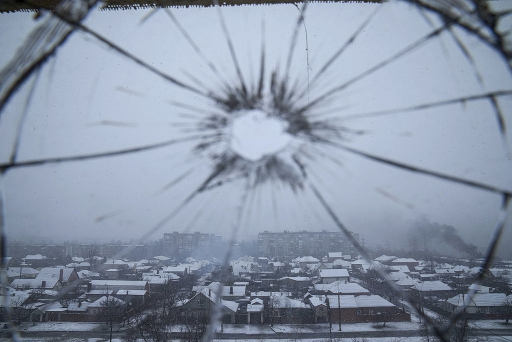 Pemandangan dari jendela rumah sakit yang pecah akibat penembakan di Mariupol, Ukraina, Kamis (3/3/2022).