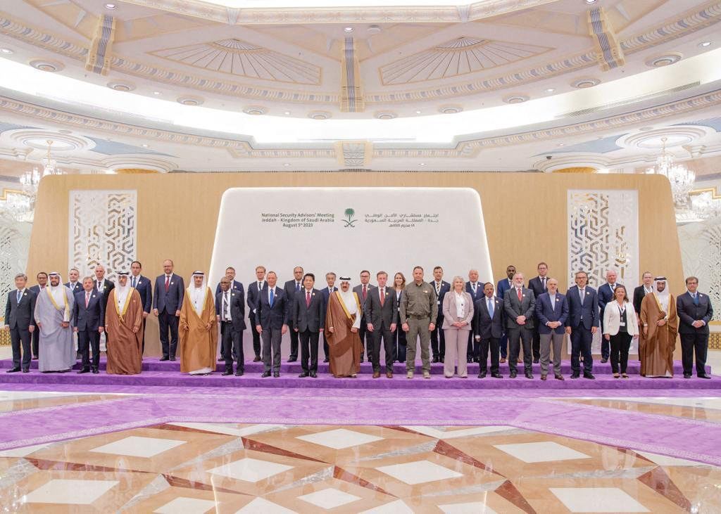 Foto yang disediakan oleh kantor berita Arab Saudi, SPA, 6 Agustus 2023, memperlihatkan perwakilan dari beberapa negara berfoto bersama di tengah pertemuan Penasihat Keamanan Nasional di Jeddah, Arab Saudi. Pertemuan ini adalah langkah awal upaya mediasi konflik Rusia-Ukraina yang digagas oleh Pemerintah Arab Saudi. 