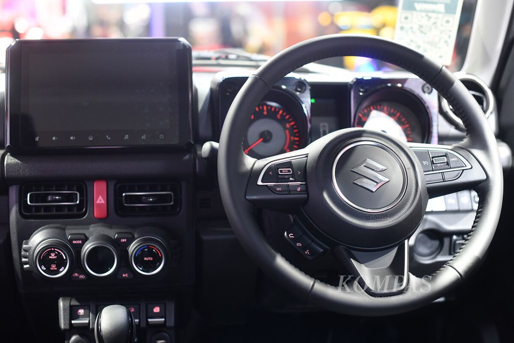 Salah produk SUV yang cukup digemari, Suzuki Jimny 5 pintu, resmi diluncurkan untuk pasar Indonesia oleh PT Suzuki Indomobil Sales dalam ajang Indonesia International Motor Show (IIMS) 2024 di JI Expo, Kemayoran, Jakarta, Kamis (15/2/2024). 