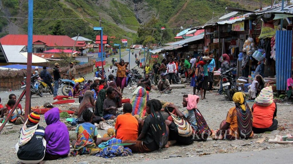 Aktivitas warga di Pasar Mulia, Kabupaten Puncak Jaya, Papua, Rabu (16/11/2011), berjalan normal. Menurut para pedagang, terjadinya insiden penembakan dan gangguan keamanan di kota yang berada di pegunungan tersebut membuat perdagangan menurun karena sejumlah warga masih khawatir terjadi lagi gangguan keamanan.