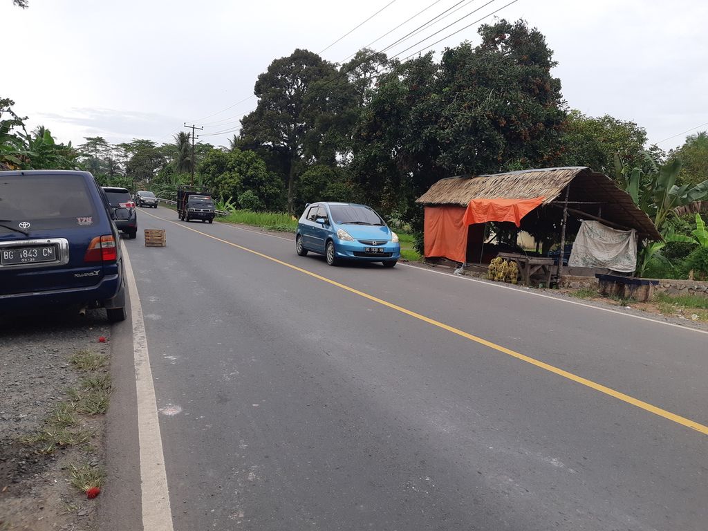 Kendaraan melintasi jalur lintas timur di Kecamatan Sungai Pinang, Kabupaten Ogan Ilir, Sumatera Selatan, Minggu (19/12/2021). Setelah tol Trans-Sumatera dibangun, lalu lintas di jalur lintas timur tidak seramai sebelum ada tol. Kemacetan tidak banyak terjadi seperti dulu.