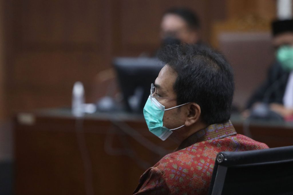 Bekas Wakil Ketua DPR, Azis Syamsuddin mendengarkan dakwaan dari jaksa penuntut umum dalam persidangan di Pengadilan Tindak Pidana Korupsi Jakarta, Senin (6/12/2021).