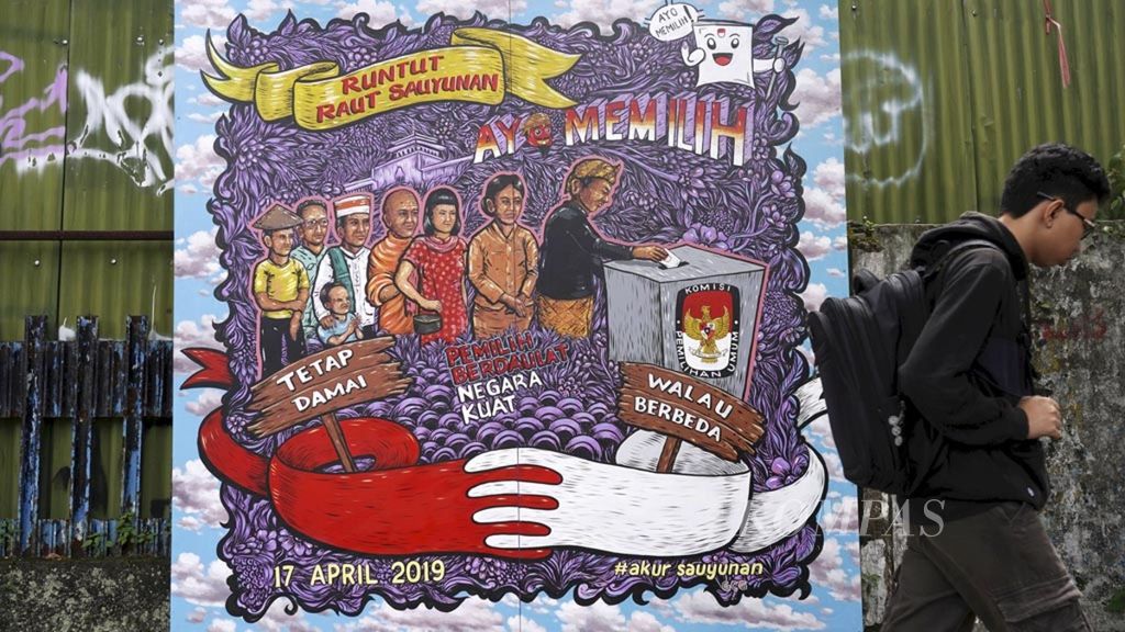 Sejumlah poster mural berisi ajakan menyukseskan Pemilu 2019 dipajang di salah satu sisi trotoar Jalan Ir H Djuanda, Bandung, Jawa Barat, Minggu (24/3/2019). Pesan dengan gambar mural yang menarik diharapkan menjadi media sosialisasi yang mencakup luas antar golongan di tengah kemajemukan masyarakat dan menjadi pesan kedamaian demi kepentingan persatuan bangsa.