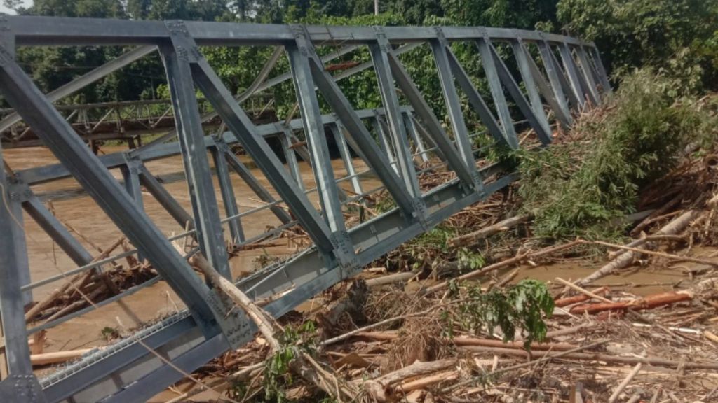 Jembatan yang rusak berat akibat diterjang banjir di Kabupaten Nabire, Papua, Rabu (28/9/2022).