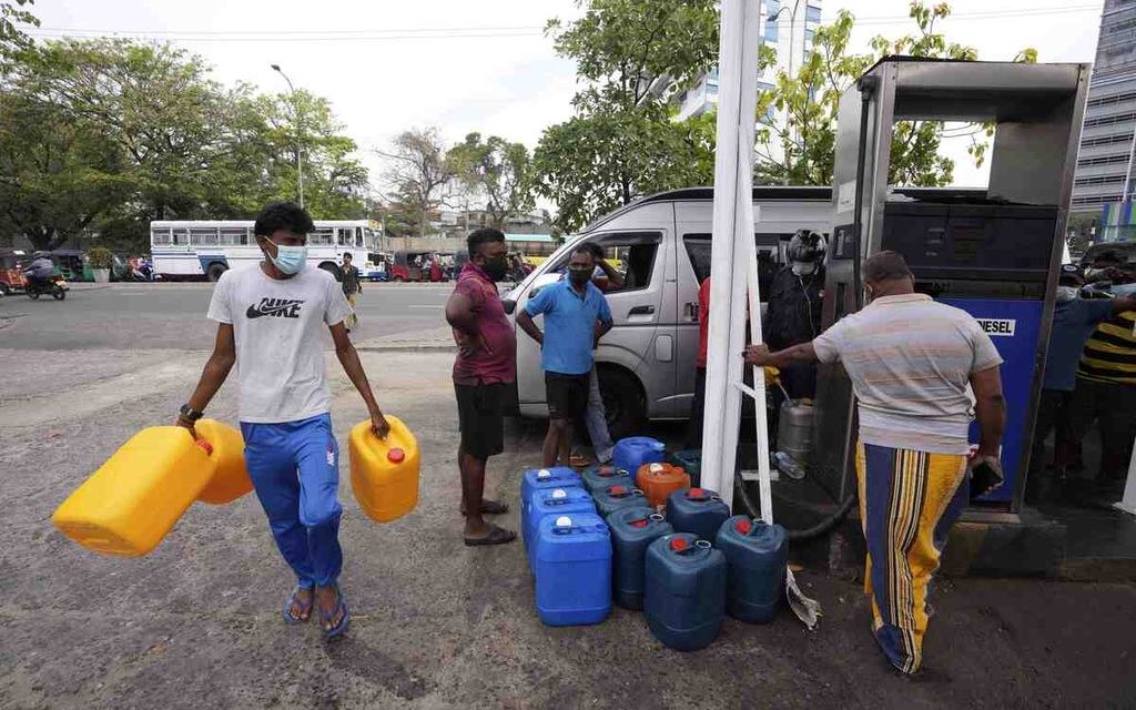 Warga mengantre untuk mendapatkan pasokan bahan bakar minyak (BBM) di sebuah tempat pengisian bahan bakar di Kolombo, Sri Lanka, Rabu (2/3/2022). Kemarahan warga meletup di sejumlah kota di Sri Lanka akibat sulitnya mereka mendapatkan barang-barang kebutuhan utama, terutama pangan dan BBM.  