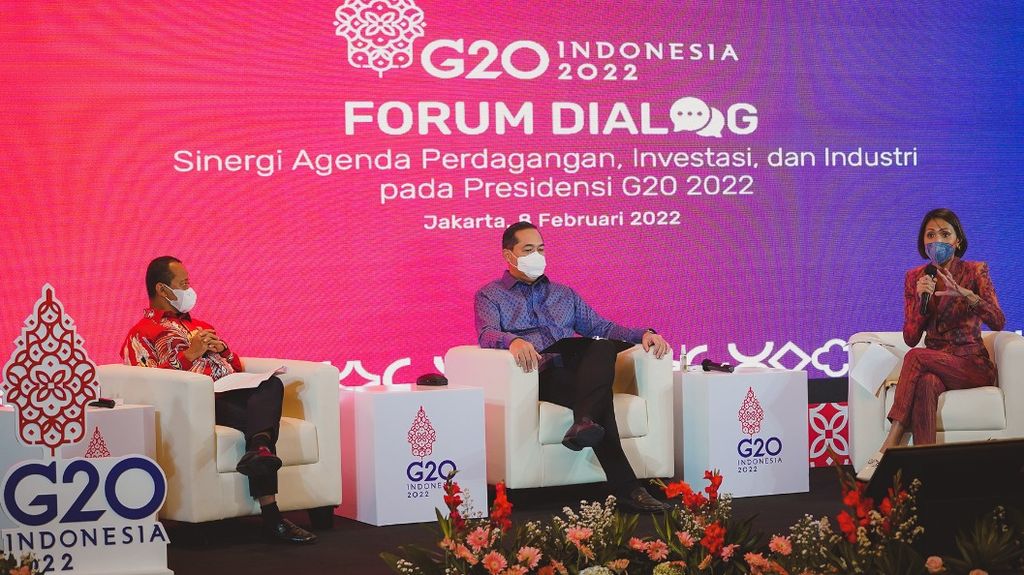 Menteri Perdagangan Muhammad Lutfi (tengah) bersama Menteri Investasi Bahlil Lahadalia serta Menteri Perindustrian Agus Gumiwang Kartasasmita (hadir secara virtual) menggelar Inaugurasi Kelompok Kerja Perdagangan, Investasi, dan  Industri (TIIWG) G-20 Indonesia yang digelar secara hibrida di Jakarta, Selasa (8/2/2022).